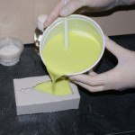 Verter el jabón de glicerina coco blanco en el molde de silicona Verter el jabón de glicerina coco blanco en el molde de silicona