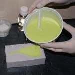 Terminamos de vertir el jabón con la esencia y el colorante en el molde.. Terminamos de vertir el jabón con la esencia y el colorante en el molde..
