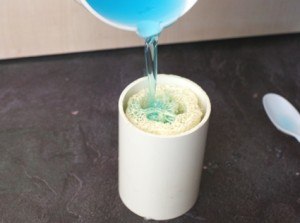 Vertirmos la mezcla en el interior, evitando mover la luffa... Vertirmos la mezcla de los ingredientes en el interior, evitando mover la luffa...