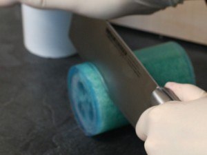 Procedemos a cortar las pastillas con el cuchillo... Procedemos a cortar las pastillas con el cuchillo...