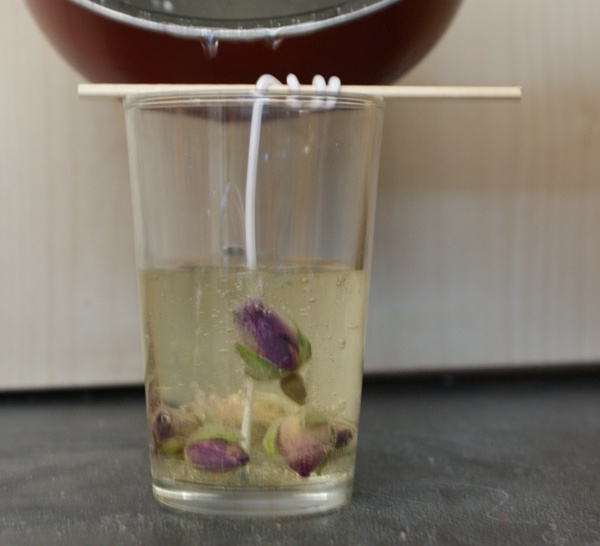 Paso 3.2 Hacer velas de Gel con capullitos de Rosa Paso 3.2 Hacer velas de Gel con capullitos de Rosa