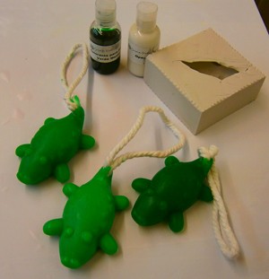 Hacer jabon de cocodrilo con cuelgaduchas.