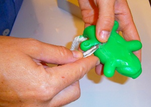 Paso-7-Hacer-jabon-cocodrilo-con-cuelgaduchas Paso-7-Hacer-jabon-cocodrilo-con-cuelgaduchas