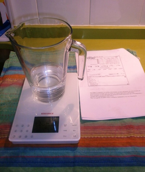 Pesar los materiales para hacer jabon. Pesar los materiales para hacer jabon.