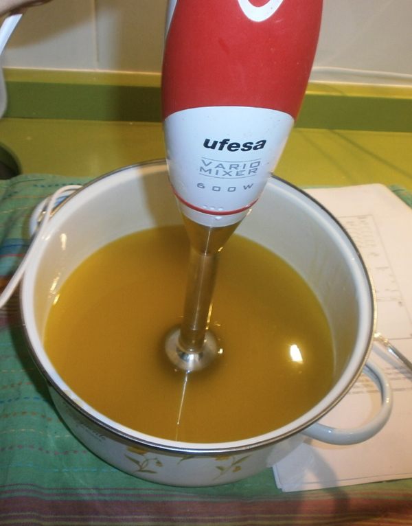 Remover la mezcla para hacer jabon con la batidora Remover la mezcla para hacer jabon con la batidora