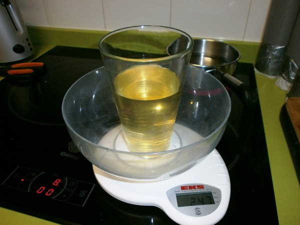 Pesar el aceite de Oliva para hacer jabon. Pesar el aceite de Oliva para hacer jabon.