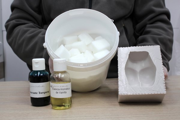 Materiales para hacer jabon erótico.
