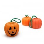 Hacer manualidades de Halloween: jabón cuelgaduchas con forma de calabaza