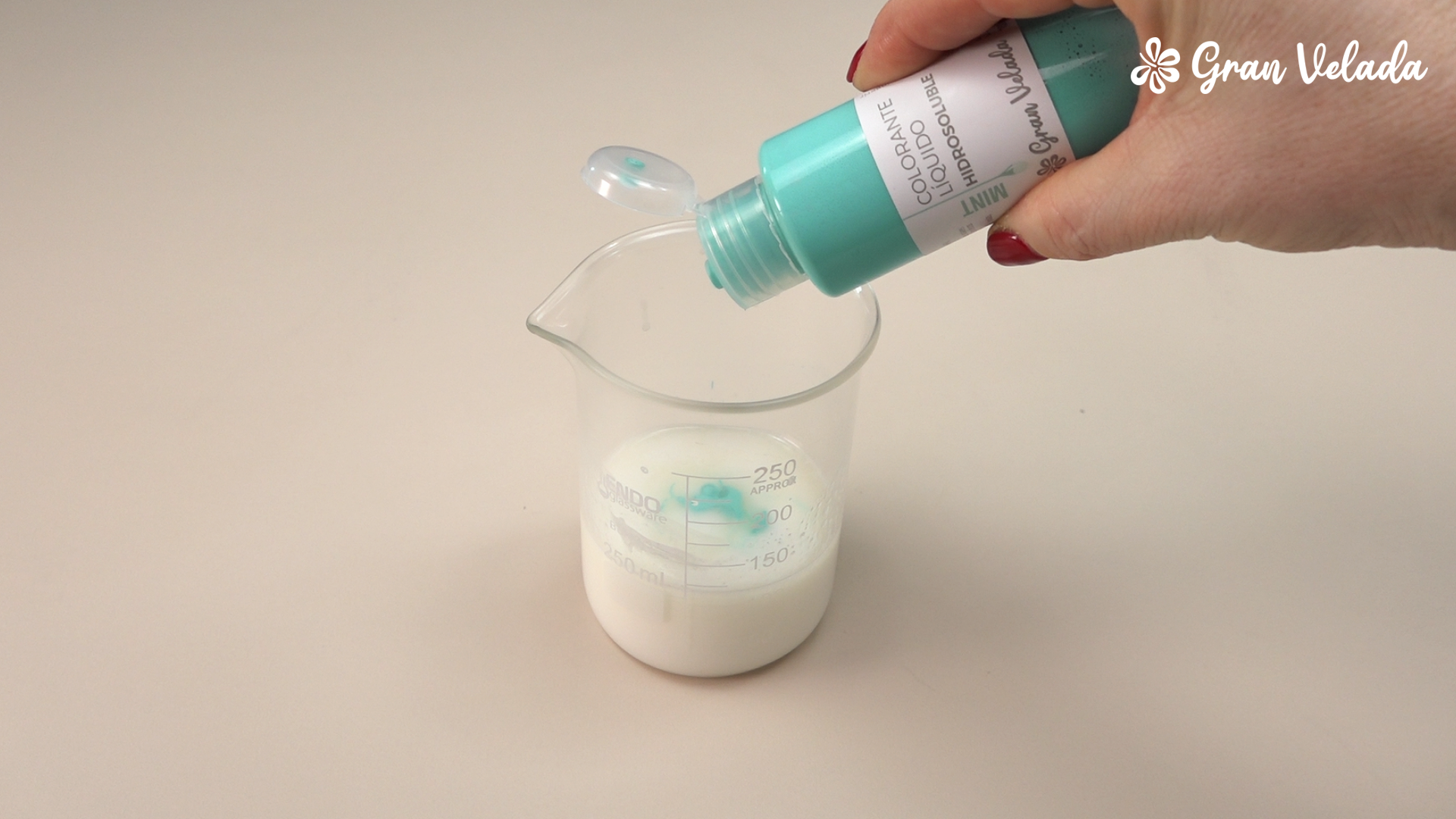 Añadir colorante mint al jabón base de glicerina fundido