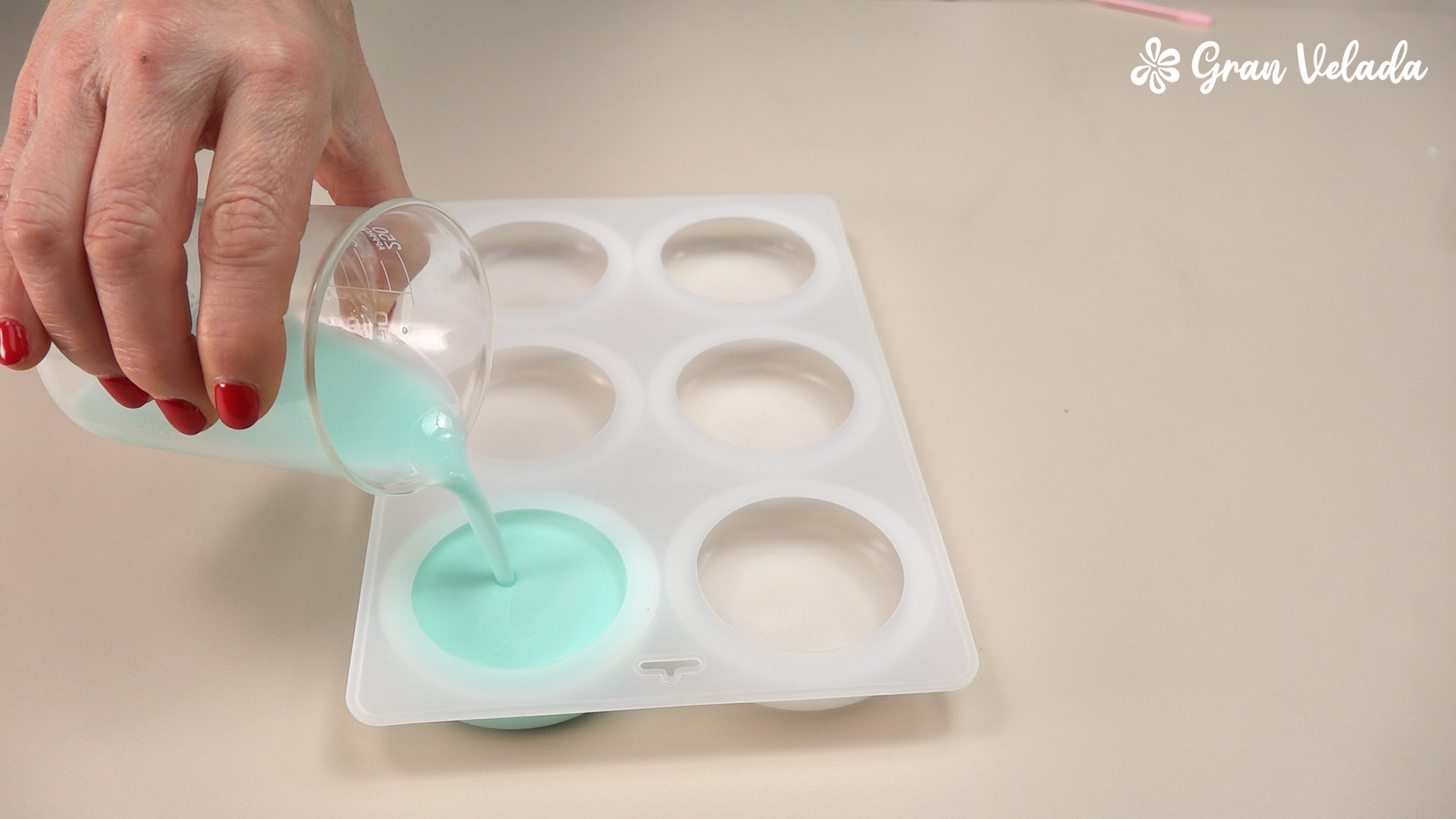 Verter el jabón de glicerina coloreado en el molde de pastillas