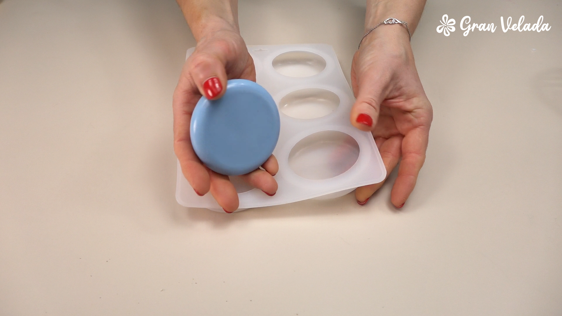 Desmoldar las pastillas de jabón de glicerina una vez frías