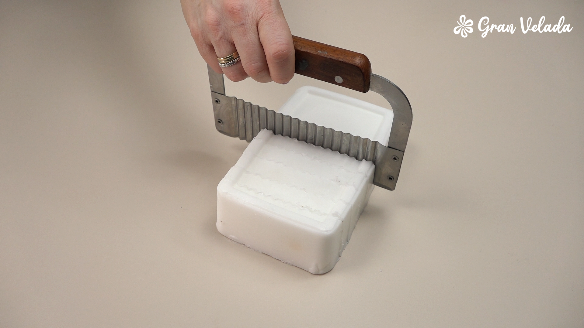 Cortar la base de jabón de glicerina blanca en trozos con un cuchillo