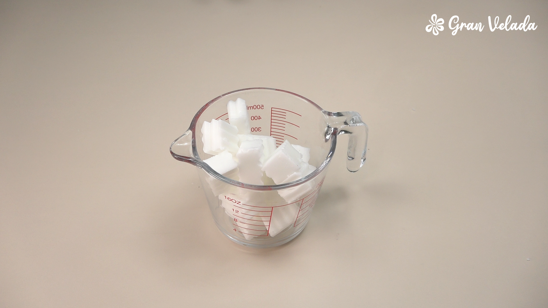 Trozos de jabón de glicerina dentro de una jarra medidora apta para microondas