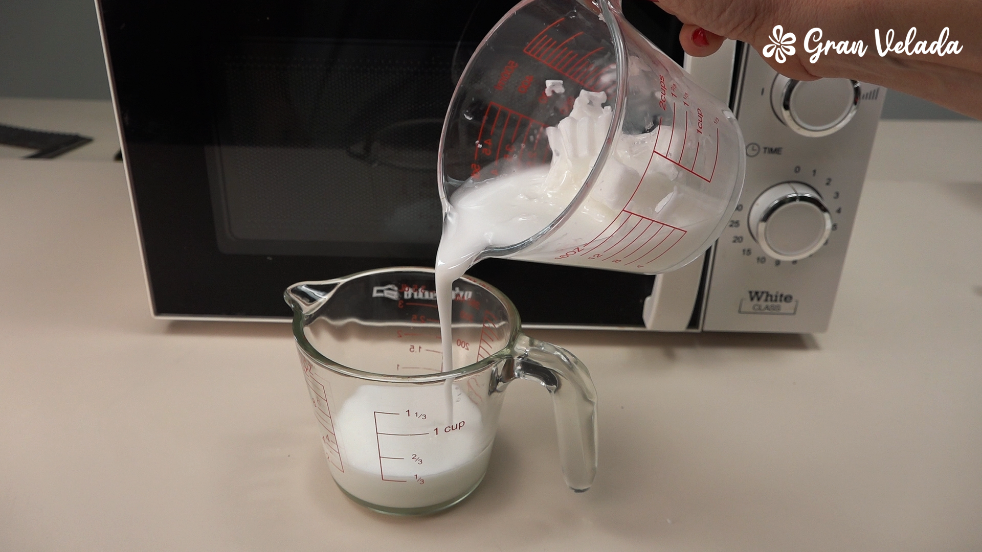 Jabón de glicerina fundiéndose en el microondas y removiendo para evitar que hierva