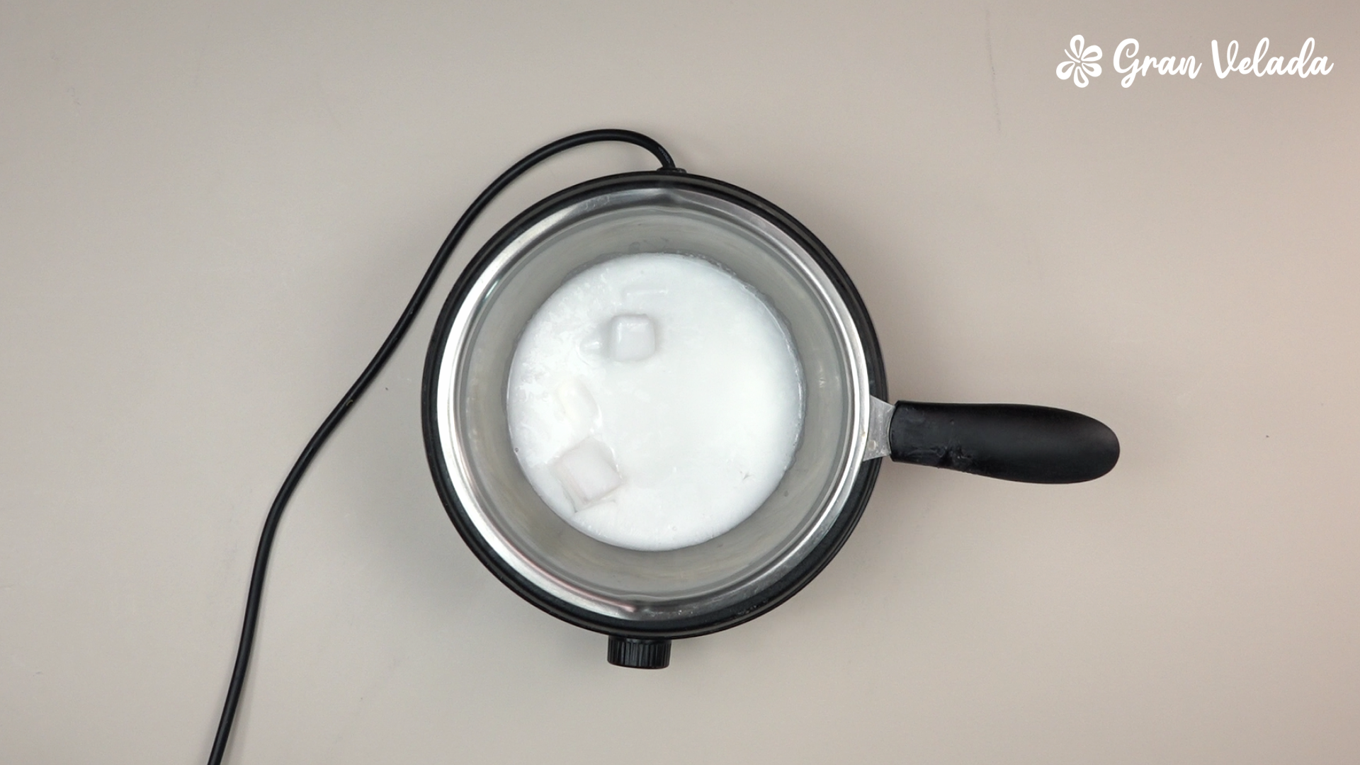 Fundir la base de jabón de glicerina al baño maría como método alternativo