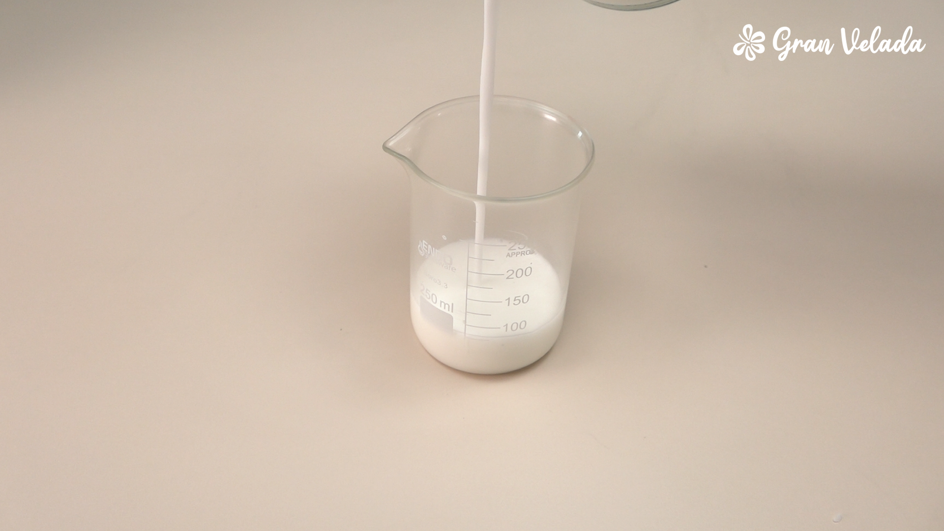 Verter el jabón base de glicerina fundido en recipientes para trabajar los colores