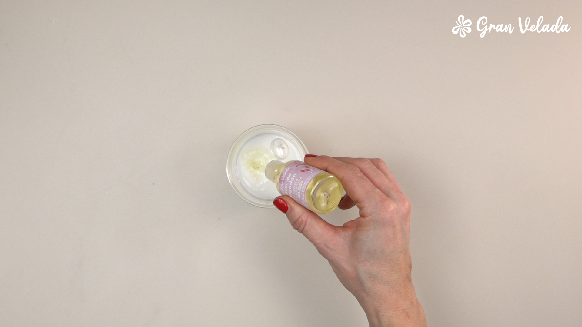 Añadir la esencia aromática al jabón de glicerina fundido y mezclar bien